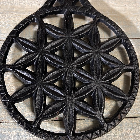Vintage EMIG Cast Iron Trivet - Picture 2 of 4